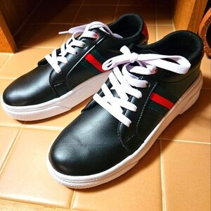 New women's tennis shoes. Size 9